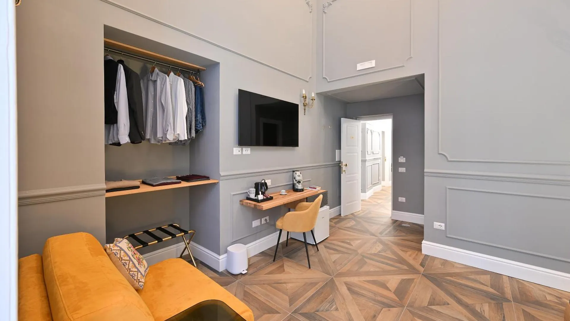 Toledo 424 Suite Naples Italy