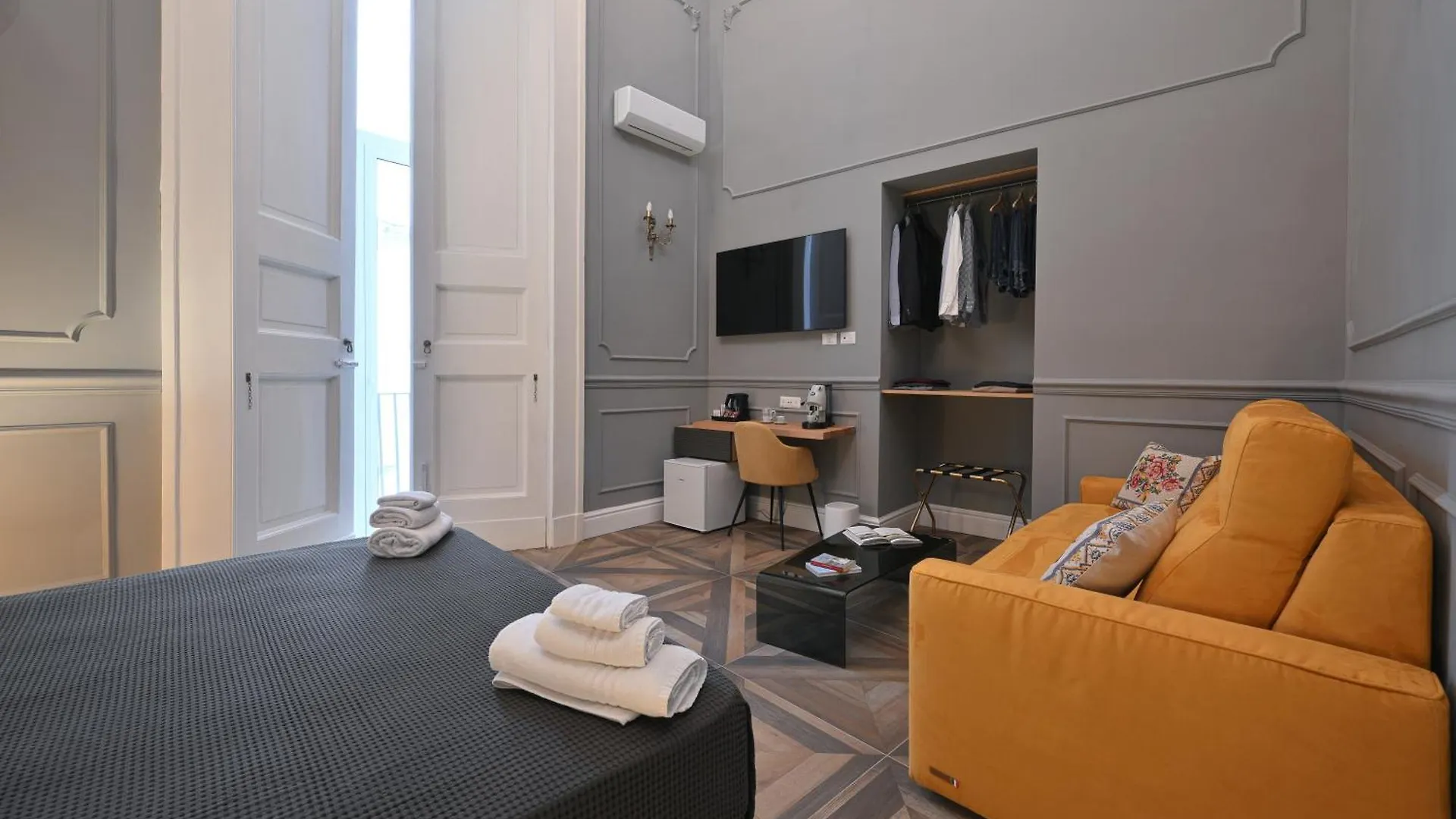 Toledo 424 Suite Naples