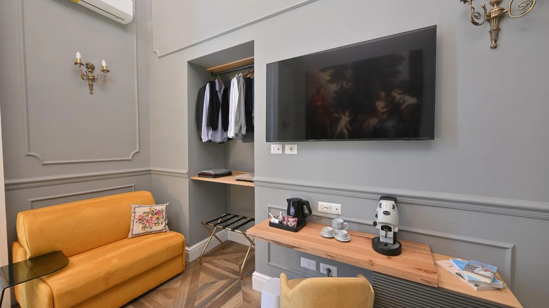 Toledo 424 Suite Naples Italy